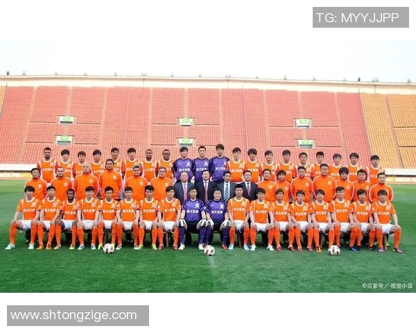 足球评论员与球星签名合影揭幕精彩时刻记录球迷心中的荣耀瞬间